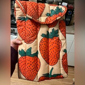 BAGGU 13” laptop case - strawberry print 🍓